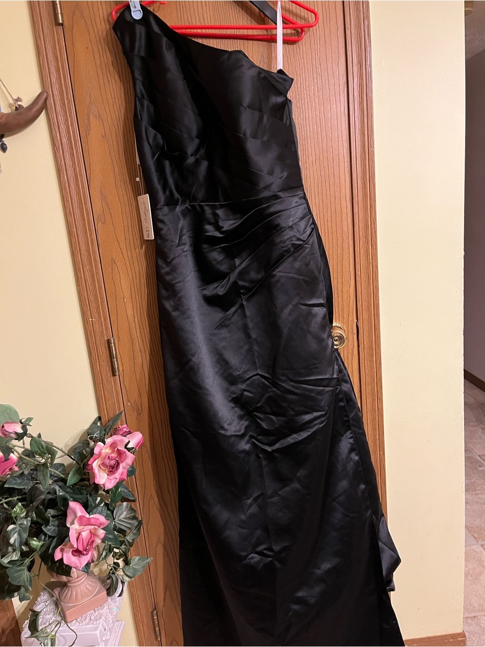 Black One-Shoulder Satin Evening Dress